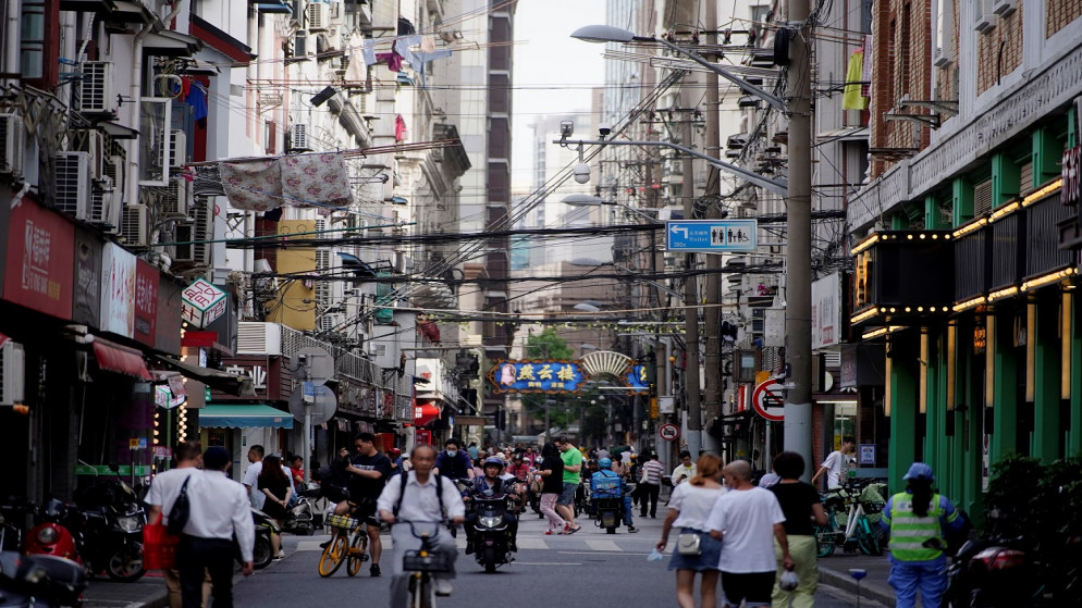 أناس يسيرون على طول الشارع وسط جائحة فيروس كورونا، شنغهاي، الصين، 31 أيار/مايو 2021. (رويترز)