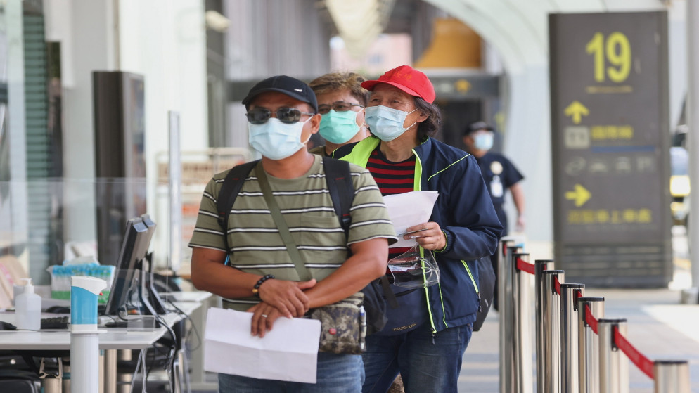 أشخاص يصطفون لإجراء اختبار فيروس كورونا في مطار سونغشان بعد زيادة عدد الحالات المنقولة محليًا في تايوان. 02/06/2021. (آن وانغ/ رويترز)