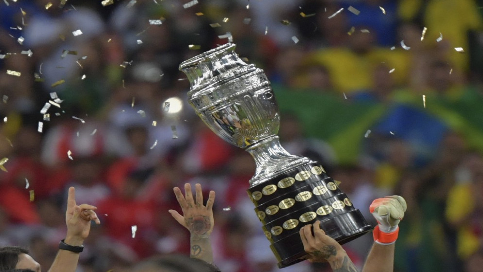 لاعبو البرازيل يرفعون كأس كوبا أميركا في ملعب ماراكانا في ريو دي جانيرو في البرازيل، 7 تموز/يوليو 2019. (أ ف ب)