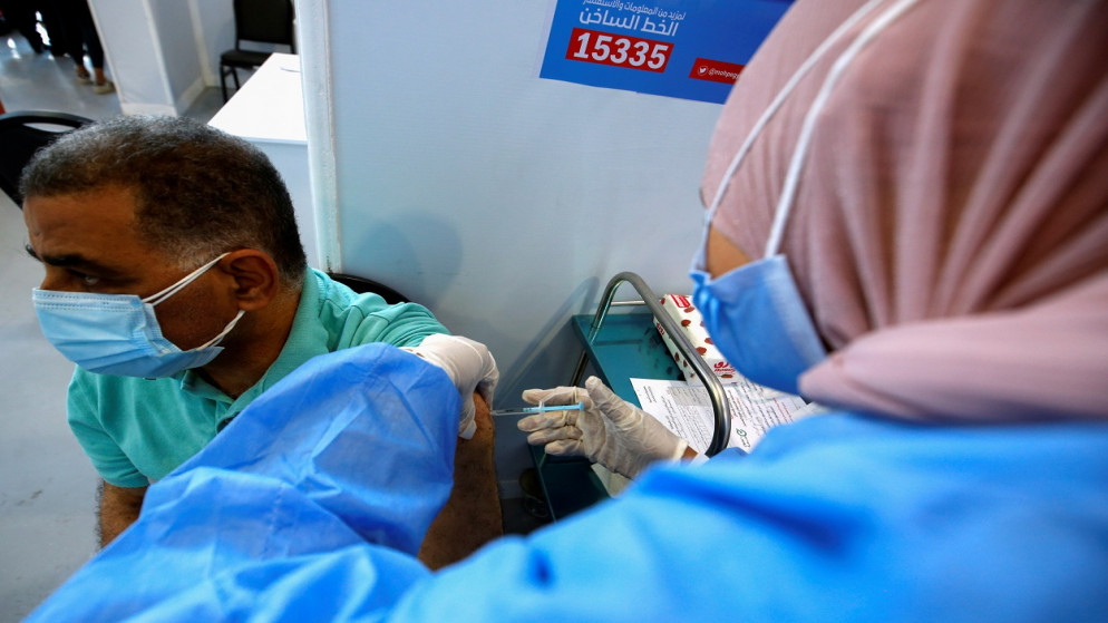 رجل يتلقى جرعة من القاح المضاد لفيروس كورونا، داخل مركز القاهرة الدولي للمعارض في القاهرة، مصر، 5 حزيران/يونيو 2021. (رويترز)