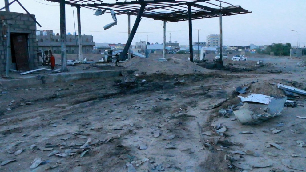 مشهدا لهجوم صاروخي على محطة بنزين في مدينة مأرب اليمنية، 5 يونيو 2021. (أ ف ب)