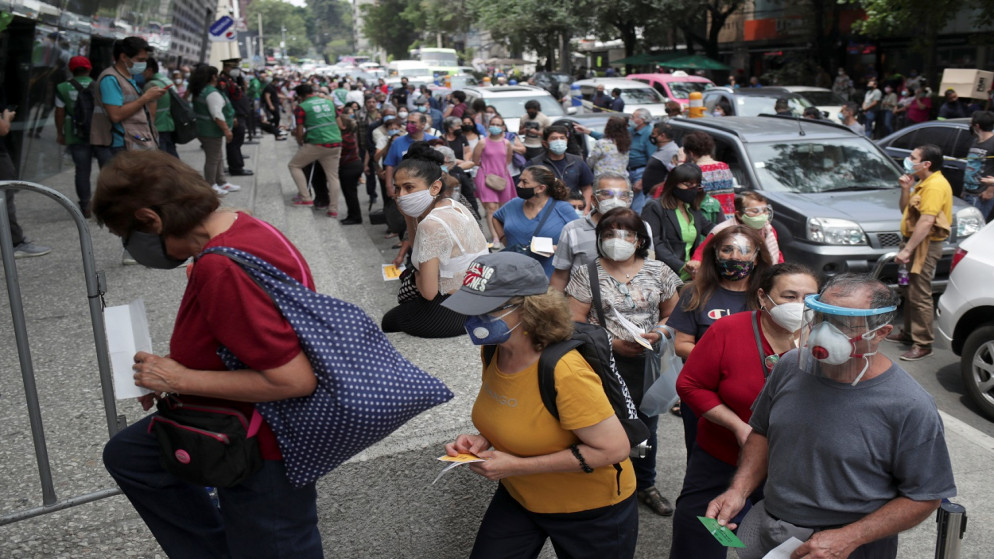 أشخاص يريدون تلقي الجرعة الثانية من اللقاح المضاد لفيروس كورونا، خلال حملة تطعيم شامل في مكسيكو سيتي، المكسيك، 1 يونيو 2021. (رويترز)