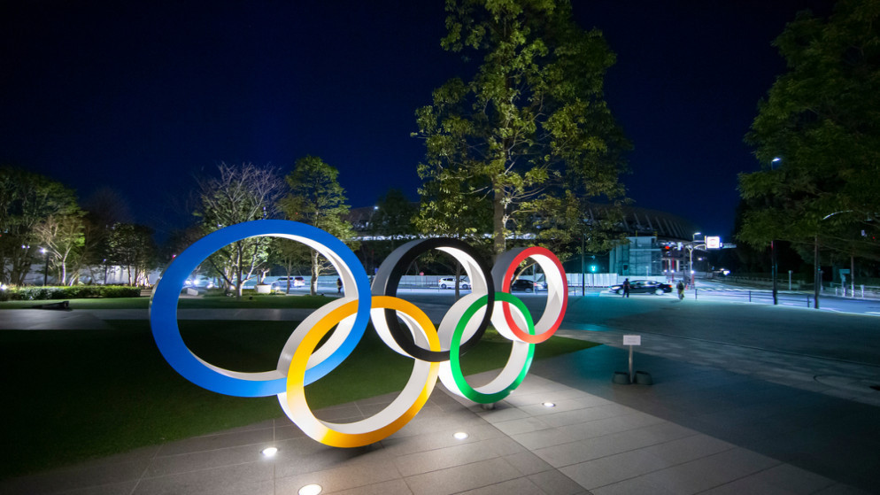 شعار الألعاب الأولمبية في متحف طوكيو ليلاً. 27/02/2020. (shutterstock)