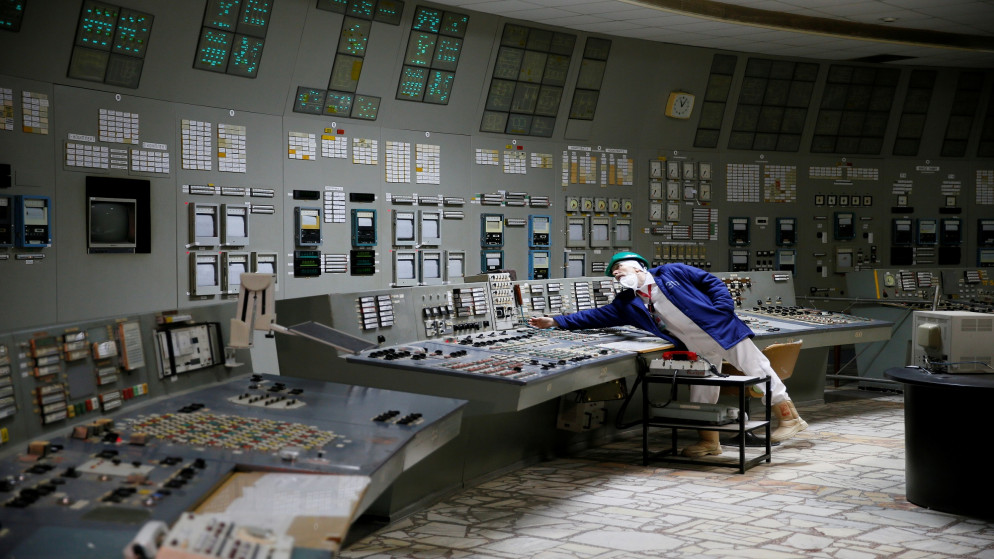 موظف في مركز تحكم بأحد المفاعلات المتوقفة في محطة تشيرنوبيل للطاقة النووية في أوكرانيا. 25/03/2021. (رويترز)