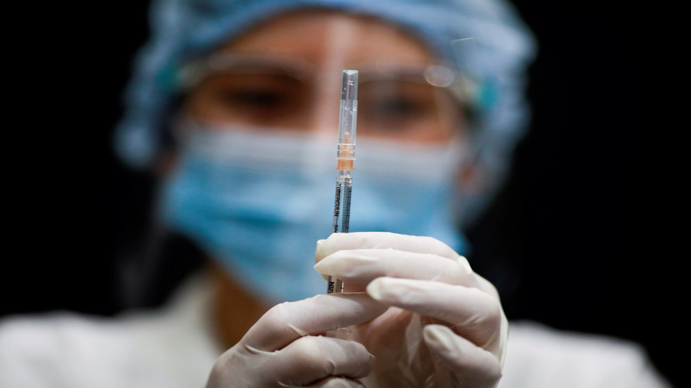 جرعة من لقاح أسترازينيكا الواقي من فيروس كورونا. (رويترز)