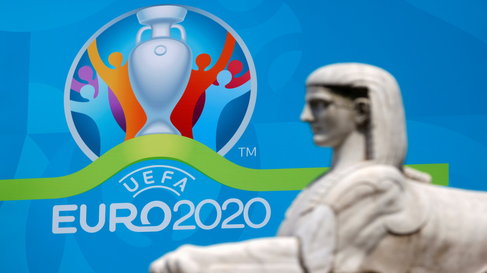 شعار كأس أمم أوروبا 2020 خلف تمثال في منطقة المشجعين في ساحة ديل بوبولو في روما في إيطاليا، 7 حزيران/يونيو 2021. (رويترز)