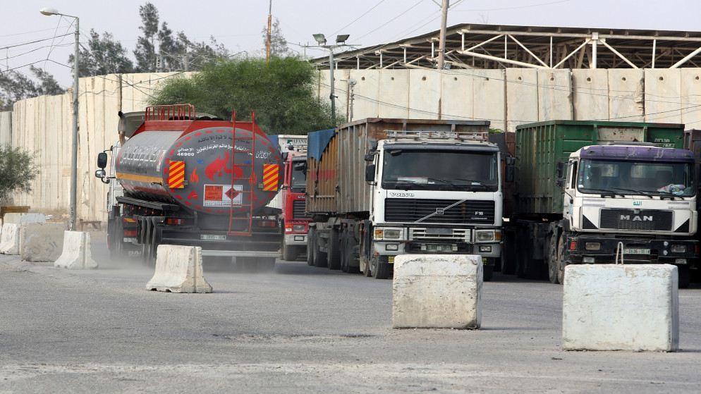 شاحنات فلسطينية في معبر كرم أبو سالم قبل الوصول إلى محطة كهرباء غزة، 1 أيلول/سبتمبر 2020. (shutterstock)