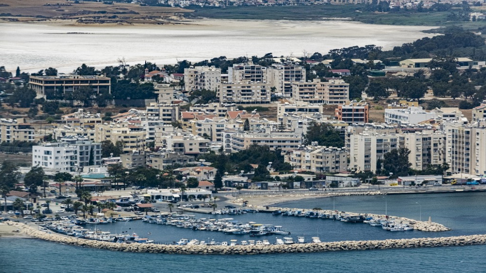 منظر جوي لملجأ الصيد لمدينة لارنكا الساحلية جنوب قبرص، 28 مايو 2021. (أ ف ب)