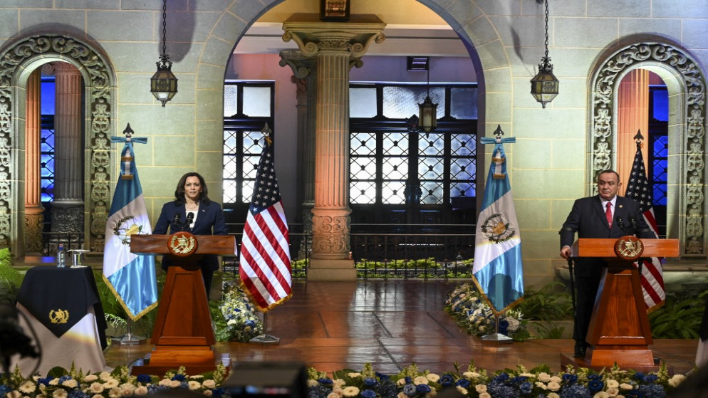 تعقد نائبة الرئيس الأميركي كامالا هاريس (يسار) والرئيس الغواتيمالي أليخاندرو جياماتي، مؤتمرًا صحفيًا مشتركًا في قصر الثقافة في مدينة غواتيمالا، 7 يونيو 2021. (أ ف ب)