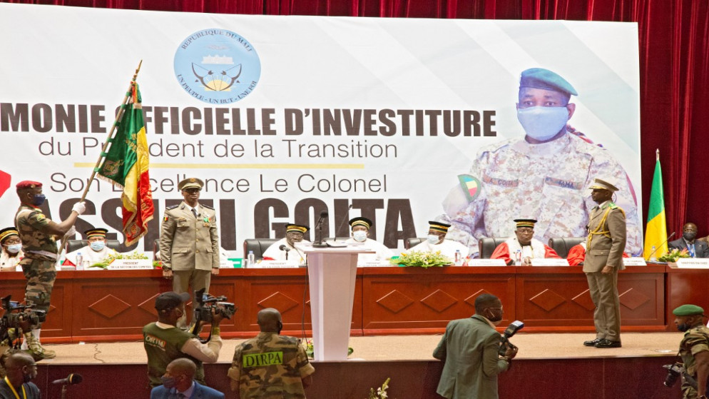 رئيس مالي الجديد، أسيمي غويتا (يمين)، يقف على المنصة خلال حفل أداء اليمين في باماكو، 7 يونيو 2021. (أ ف ب)
