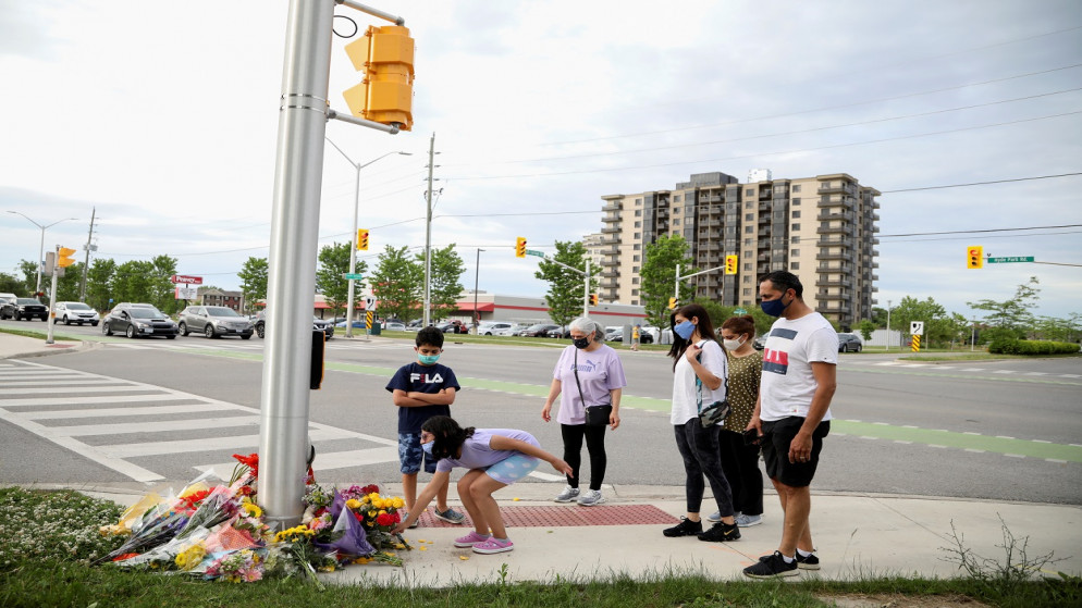 وضع الزهور في مسرح الجريمة المميتة، أونتاريو، كندا، 7 يونيو، 2021. (رويترز)