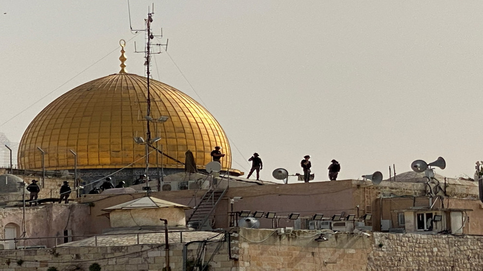 قوات الاحتلال الإسرائيلي على أسطح المنازل أمام قبة الصخرة في البلدة القديمة في القدس المحتلة. 10 مايو/ أيار 2021. (رويترز)