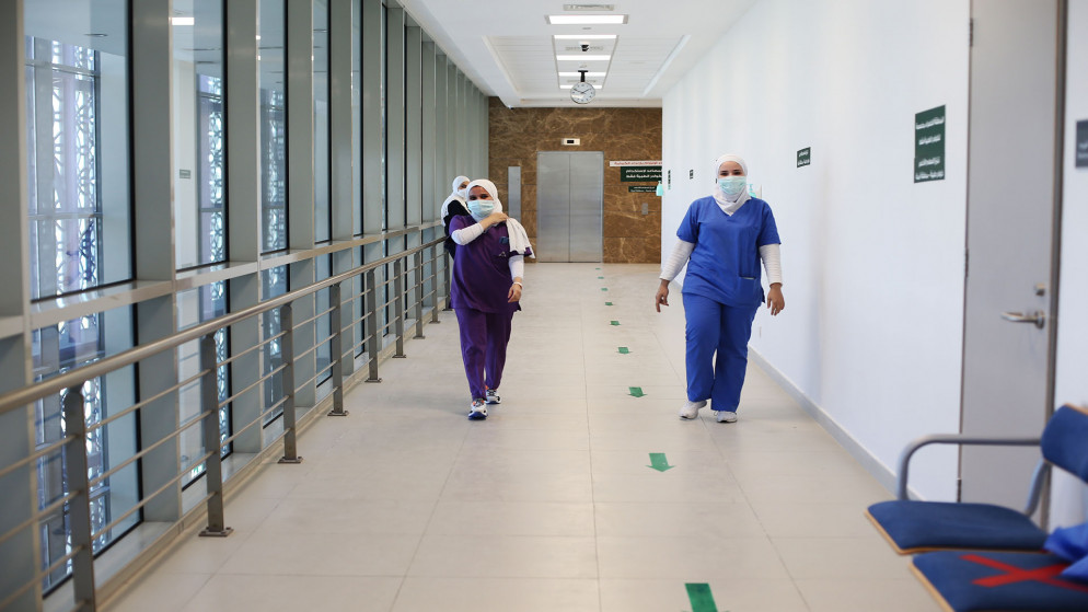 ممرضتان ترتديان كمامات واقية من فيروس كورونا في مستشفى البشير. (صلاح ملكاوي/ المملكة)