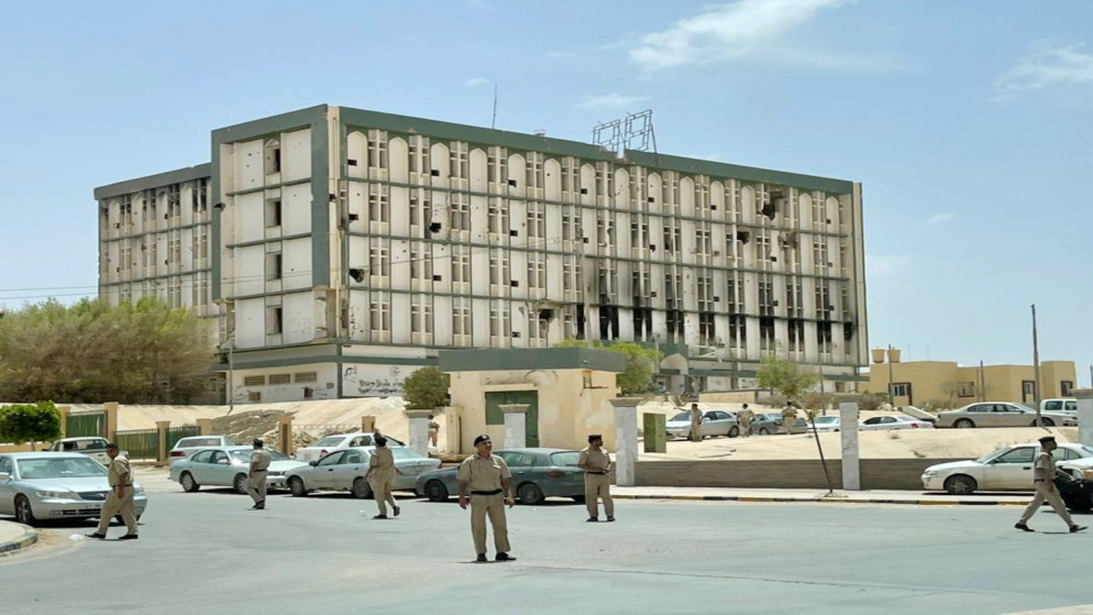 عناصر من الأمن الليبي أمام المجمع الإداري في مدينة بني وليد الليبية .20 مايو/أيار 2021. (رويترز)