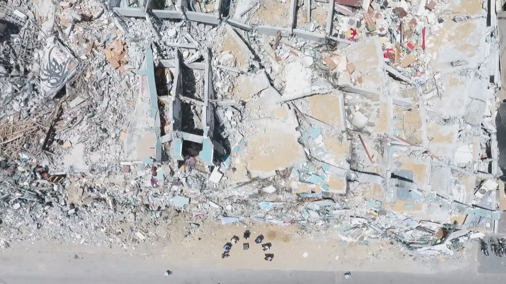 ضيوف حلقة "صوت المملكة" أمام برج الجلاء في قطاع غزة. (المملكة)