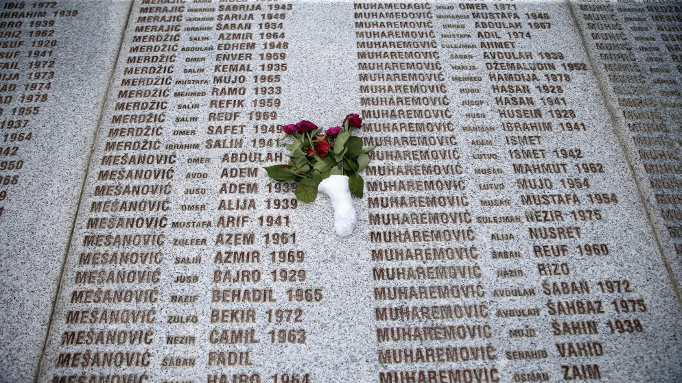 لوحة تذكارية بأسماء ضحايا مجزرة سربرينيتسا في البوسنة والهرسك. (رويترز)