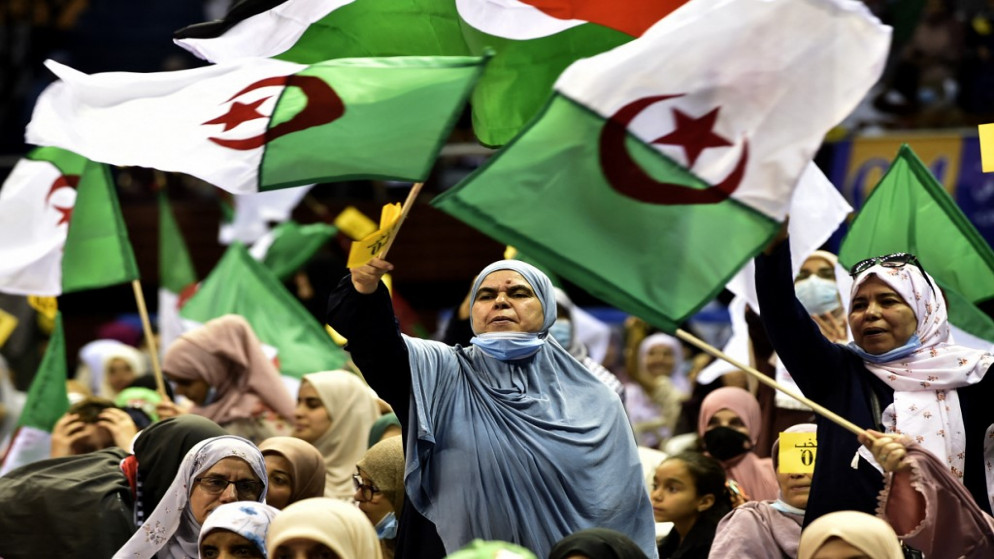 أنصار حزب حركة مجتمع السلم السياسي الجزائري يشاركون في مسيرة انتخابية في العاصمة الجزائر، 8 حزيران/يونيو 2021. (أ ف ب)