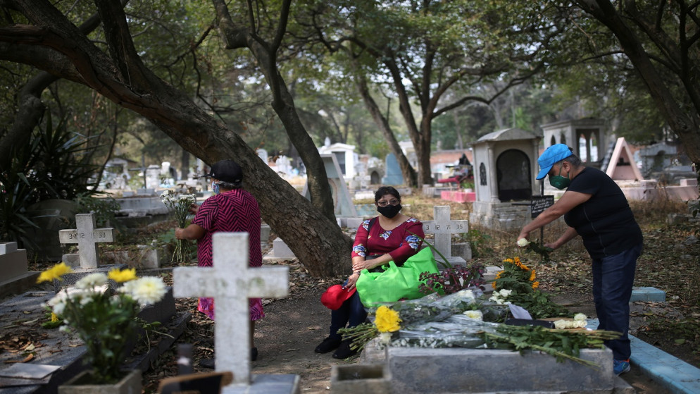 يزور أشخاص قبور أقاربهم في مقبرة دولوريس خلال إعادة الافتتاح التدريجي للأنشطة وسط انتشار الفيروس، في مكسيكو سيتي، المكسيك، 9 أيار/مايو 2021. (رويترز)