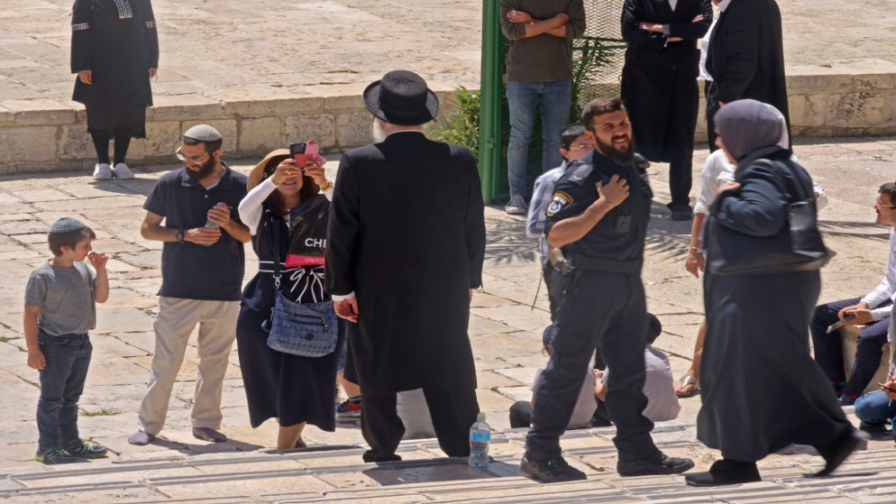 مستوطنون يقتحمون المسجد الأقصى في القدس تحت حماية شرطة الاحتلال الإسرائيلي. 8 يونيو/أيار 2021. (أ ف ب)