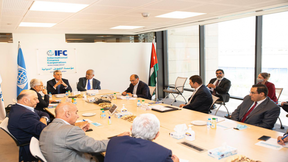 جلسة حوارية عقدها منتدى الاستراتيجيات الأردني بالشراكة مع مجموعة البنك الدولي بعنوان "الشراكة بين القطاعين العام والخاص في الأردن". (منتدى الاستراتيجيات الأردني).