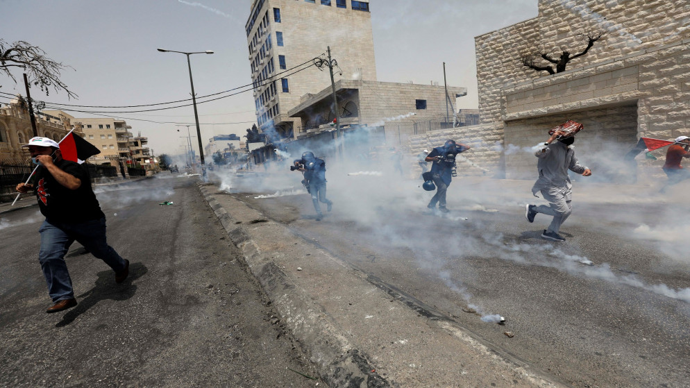 قوات الاحتلال الإسرائيلي يطلقون القنابل المسيلة للدموع على مصورين صحفيين وفلسطينيين في بيت لحم في الضفة الغربية المحتلة. (أ ف ب)