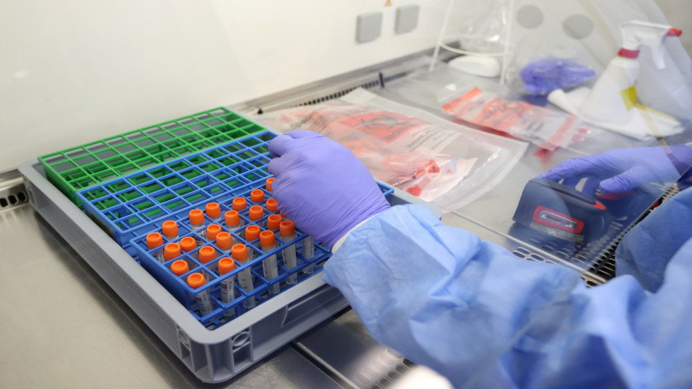 عينات فحص الكشف عن فيروس كورونا في مختبر في المملكة المتحدة، 2 حزيران/يونيو 2021. (رويترز)
