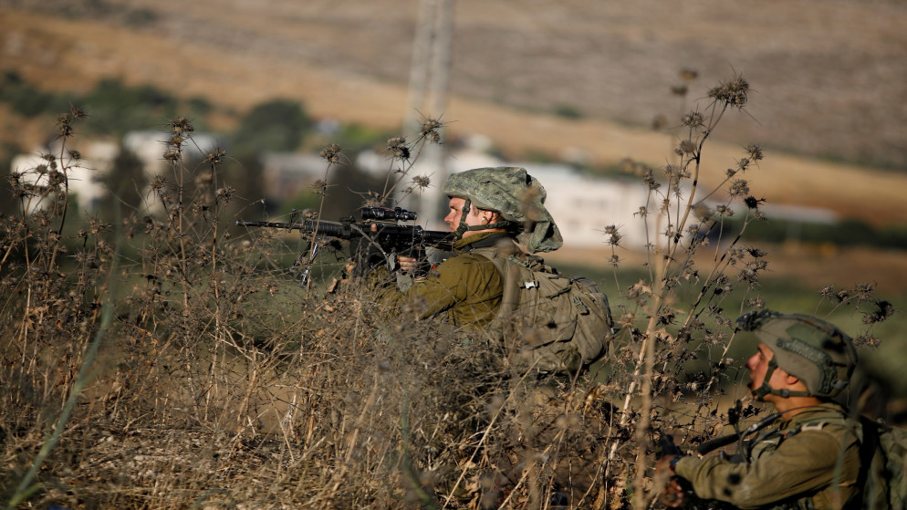 قوات الاحتلال الإسرائيلي خلال إطلاقها النار على فلسطينيين قرب حاجز في نابلس. (رويترز)