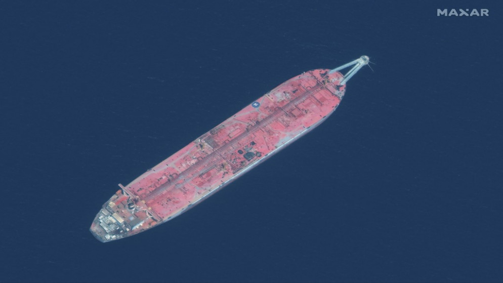 صورة بالأقمار الاصطناعية لناقلة النفط العملاقة "صافر" قرب ميناء الحديدة. (أ ف ب)