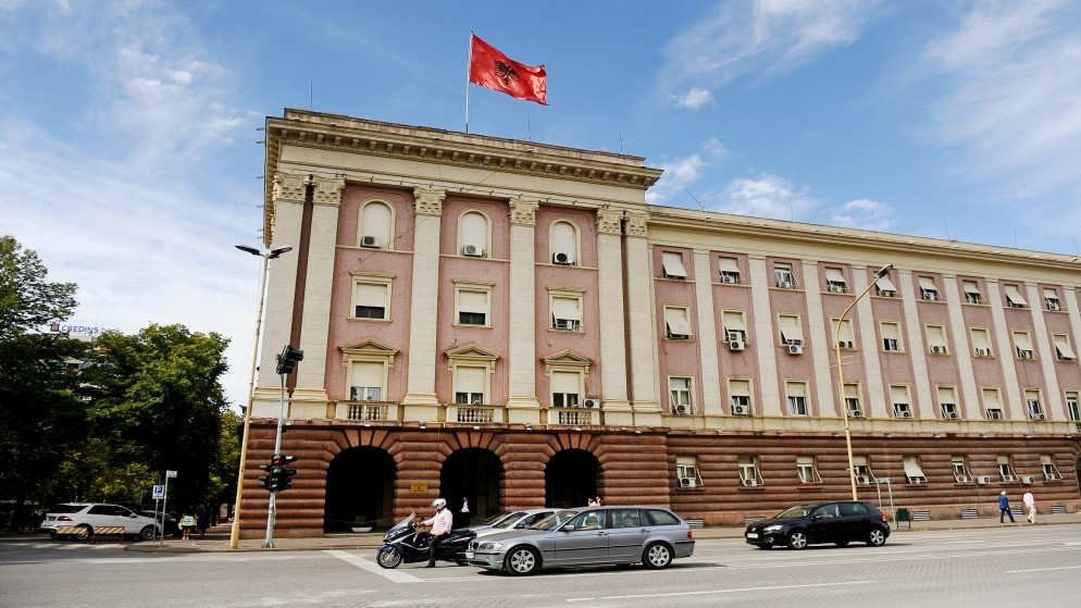 مبنى البرلمان في العاصمة الألبانية تيرانا. (shutterstock)