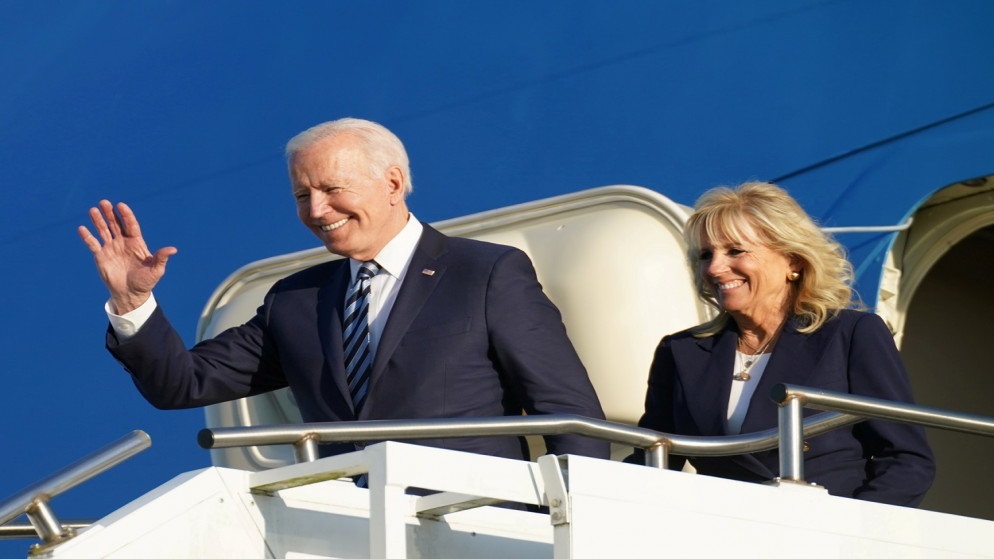 الرئيس الأميركي جو بايدن والسيدة الأولى جيل بايدن، ينزلان من طائرة الرئاسة عند وصولهما إلى سلاح الجو الملكي البريطاني في ميلدنهال قبل قمة مجموعة السبعة، بريطانيا، 9 يونيو 2021. (رويترز)