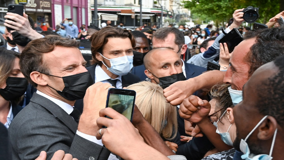 الرئيس الفرنسي إيمانويل ماكرون، يتفاعل مع حشد من الناس أثناء زيارته لفالينس، فرنسا، 8 يونيو 2021. (رويترز)
