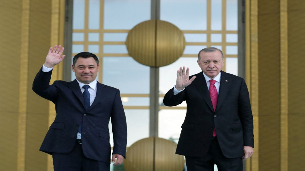 الرئيس التركي رجب طيب إردوغان (يمين)، ونظيره القرغيزي صدير جاباروف (يسار)، خلال حفل رسمي في المجمع الرئاسي في أنقرة، 9 يونيو 2021. (أ ف ب)