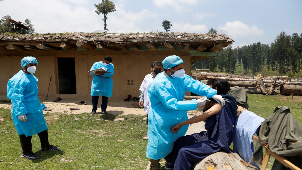 عامل رعاية صحية يعطي جرعة من اللقاح المضاد للفيروس لرجل راع أثناء حملة تطعيم في منطقة غابات في منطقة بولواما، جنوب كشمير، 7 يونيو 2021. (رويترز)