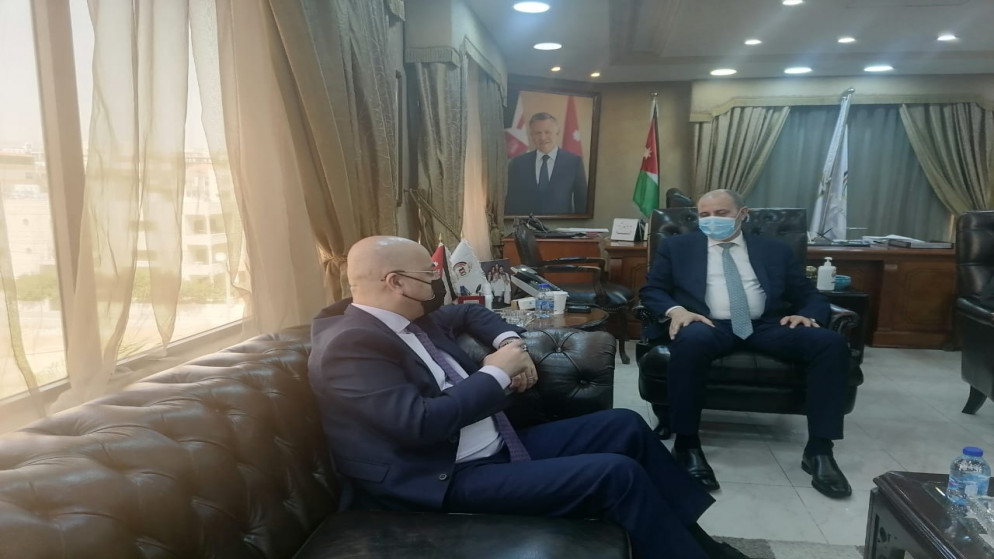 وزير العمل يوسف الشمالي "يمين" والسفير العراقي في عمّان حيدر العذاري "يسار". (وزارة العمل)