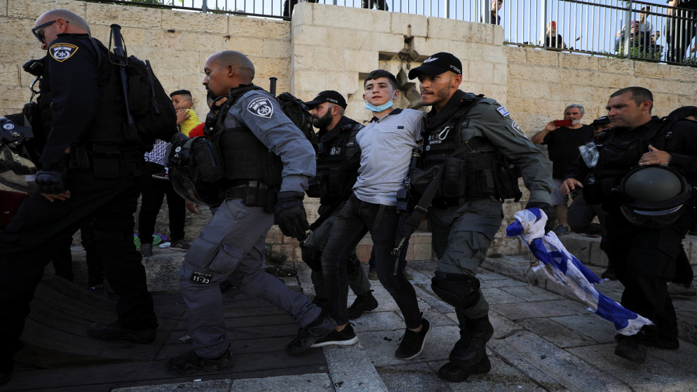 اعتقال فتى فلسطيني بالقرب من باب العامود في القدس الحتلة، 10 حزيران/يونيو 2021. (رويترز)