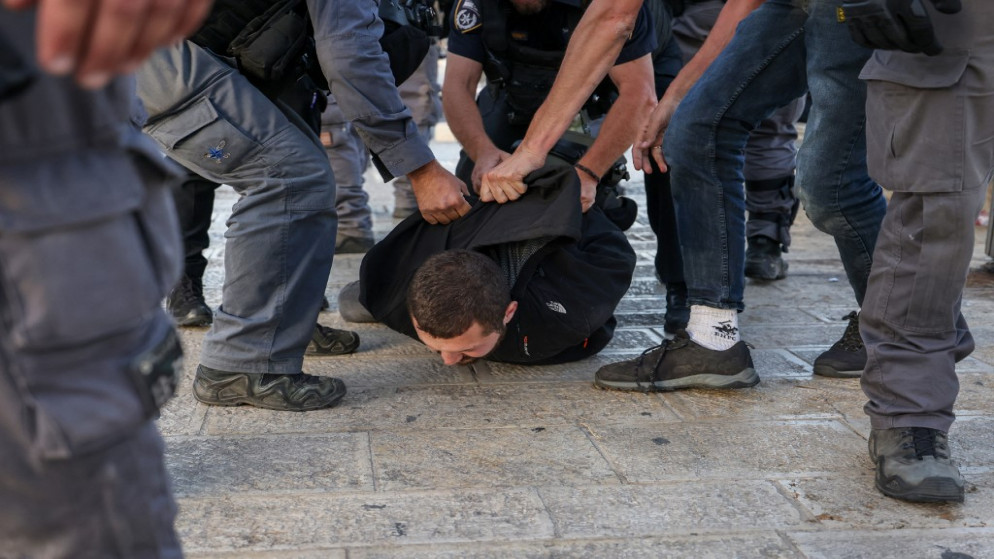 اعتقال فلسطيني قرب باب العامود في القدس المحتلة، 10 حزيران/يونيو 2021. (أ ف ب)