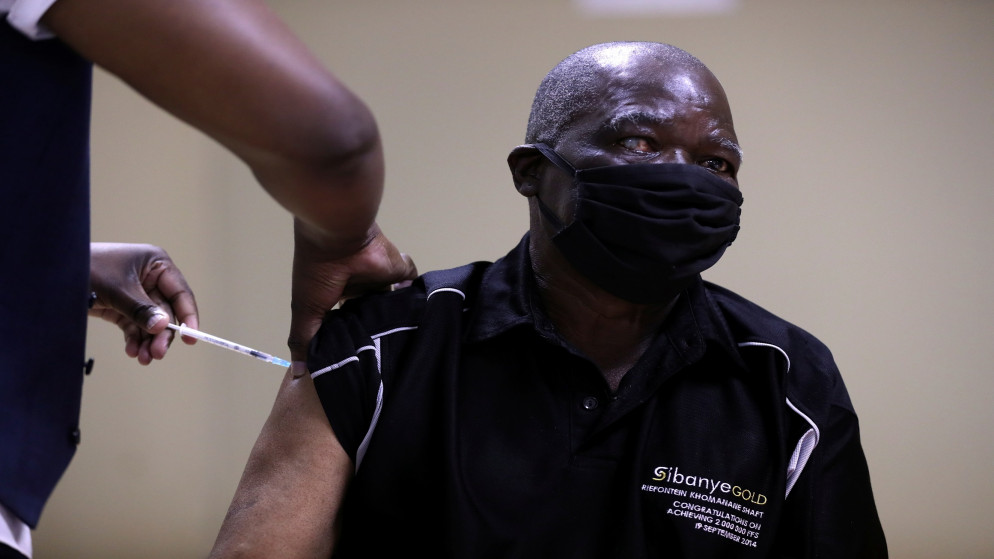 رجل يتلقى جرعة من لقاح كورونا قرب جوهانسبرغ في جنوب إفريقيا، 17 أيار/مايو 2021. (رويترز)
