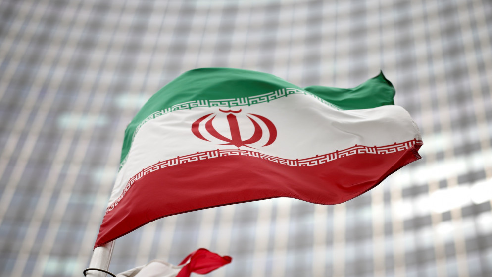العلم الإيراني يرفرف أمام مقر الوكالة الدولية للطاقة الذرية في فيينا في النمسا، 24 أيار/مايو 2021. (رويترز)