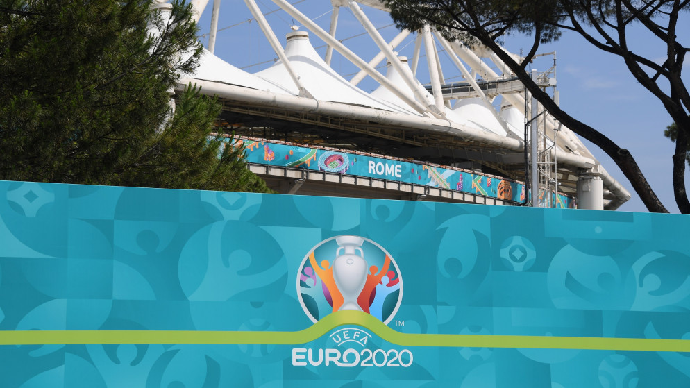 يافطة لكأس أوروبا 2020 عند الملعب الأولمبي (الأوليمبيكو) في العاصمة الإيطالية روما، 9 حزيران/يونيو 2021. (رويترز)
