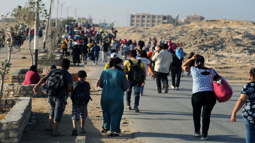 مصريون بالقرب من جبل الطير، وسط انتشار فيروس كورونا، محافظة المنيا، مصر، 8 يونيو 2021. (رويترز)