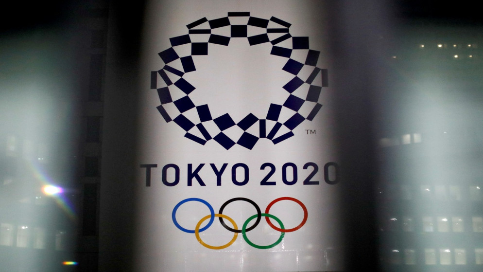 شعار دورة الألعاب الأولمبية بطوكيو في مبنى مكتب حكومة العاصمة طوكيو في طوكيو باليابان، 22 كانون الثاني/ يناير 2021. (رويترز)