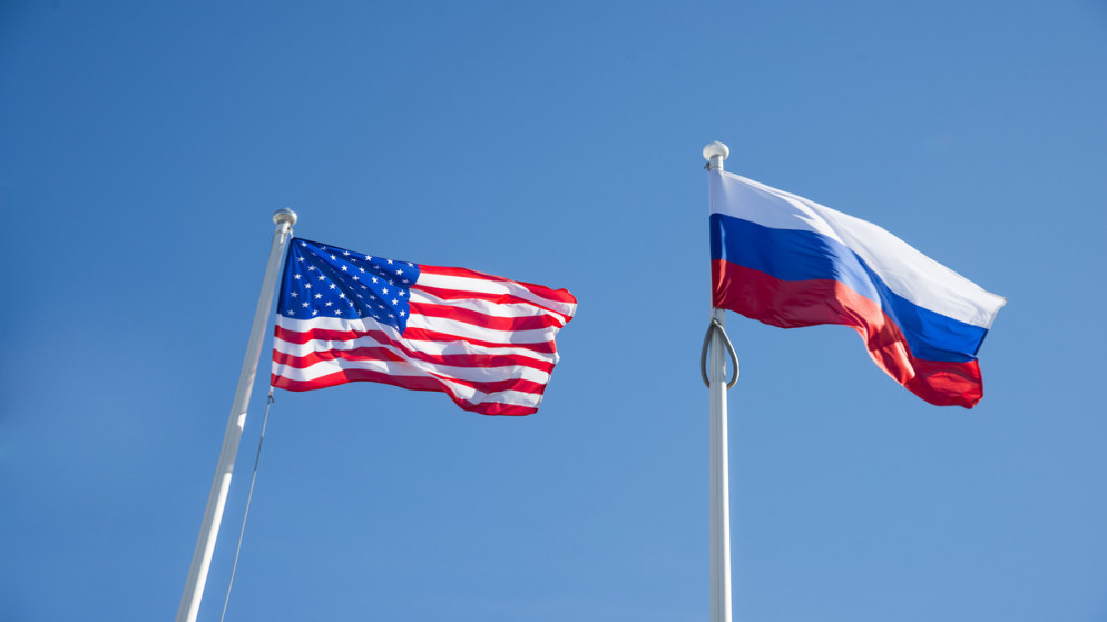 علما روسيا (يمين) والولايات المتحدة. (shutterstock)