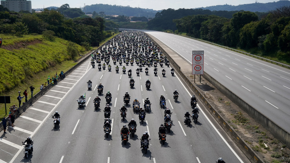 يقود الرئيس البرازيلي جايير بولسونارو، موكب دراجات وسط جائحة كورونا، ساو باولو، البرازيل، 12 يونيو 2021. (رويترز)