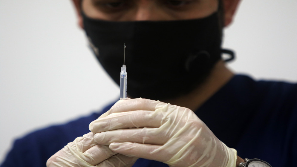 تحضير جرعة من لقاح كورونا خلال حملة لتطعيم المعلمين في عمان. (صلاح ملكاوي / المملكة)