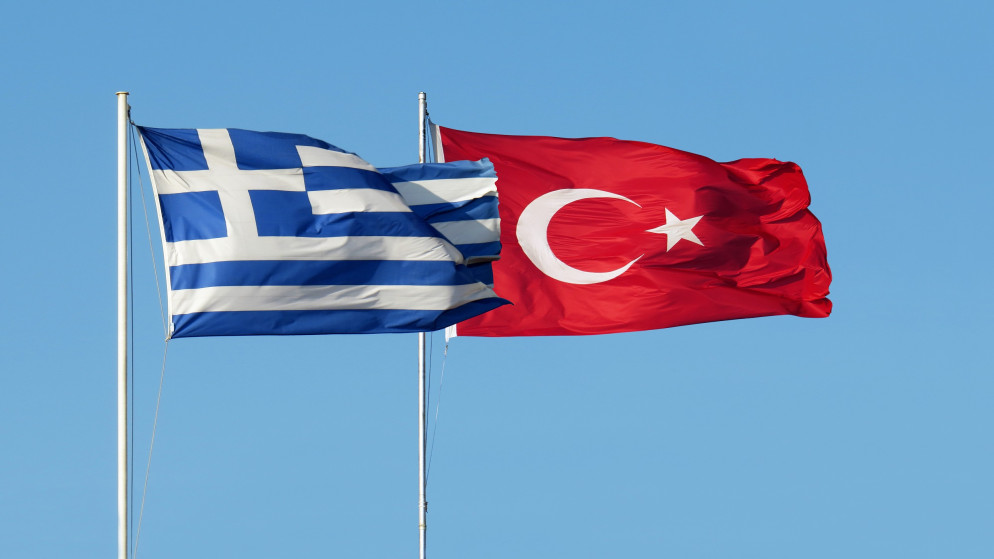 علما تركيا (يمين) واليونان. (shutterstock)