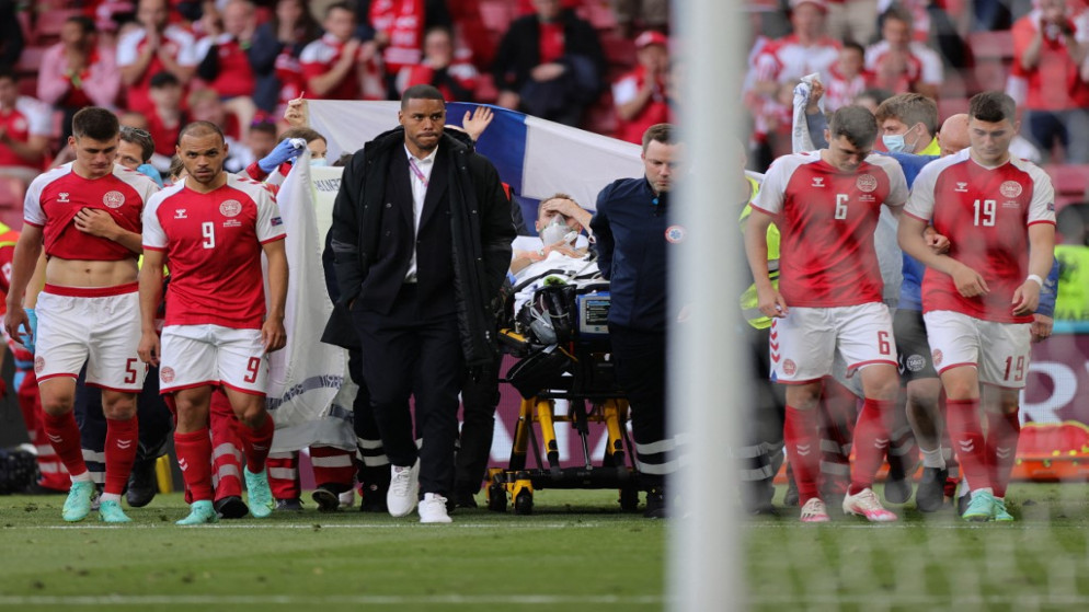 لاعب الوسط كريستيان إريكسن بعد أن سقط مغشيا عليه خلال مباراة منتخبي الدنمارك وفنلندا في بطولة أوروبا 2020. (أ ف ب)