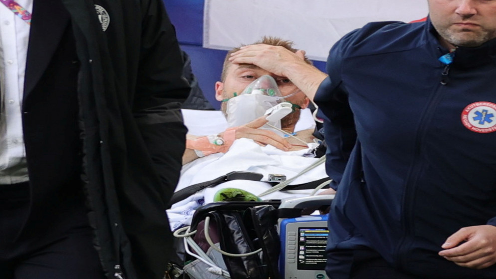 الدنماركي كريستيان إريكسن أثناء نقله للمستشفى بعد تعرضه للإغماء خلال مباراة الدنمارك وفنلندا في كأس أوروبا. (رويترز)