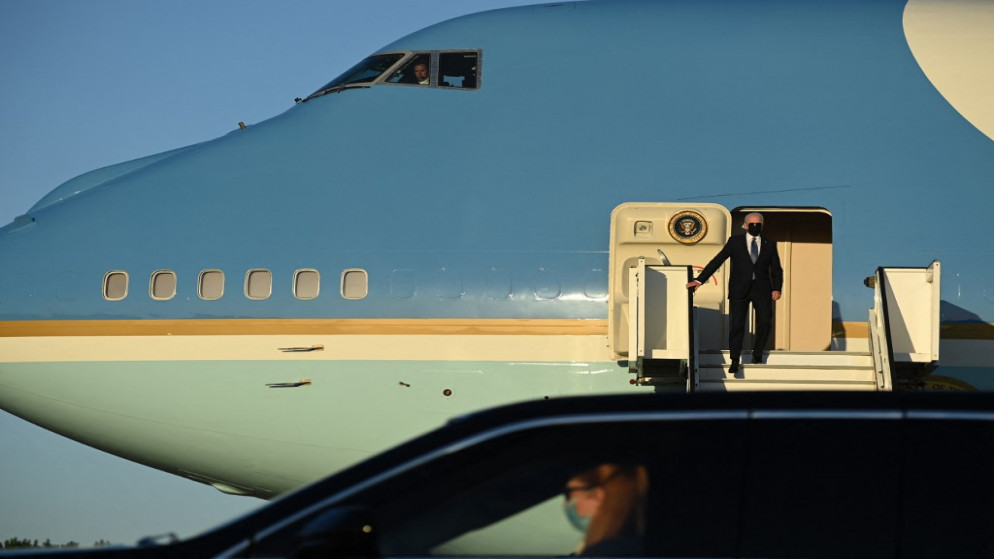 الرئيس الأميركي جو بايدن، يصل إلى مطار ميلسبروك العسكري، بالقرب من بروكسل، 13 يونيو 2021. (أ ف ب)