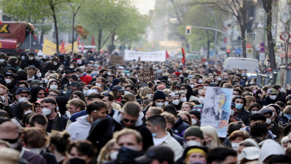 تظاهرة يسارية في عيد العمال، مع استمرار انتشار فيروس كورونا، برلين، ألمانيا، 1 مايو/أيار 2021. (رويترز)