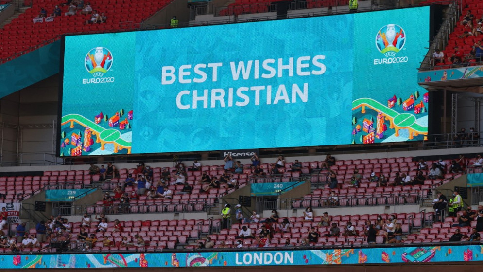 رسالة دعم للاعب خط الوسط الدنماركي كريستيان إريكسن، معروضة على الشاشة قبل مباراة إنجلترا وكرواتيا في بطولة أوروبا. (أ ف ب)
